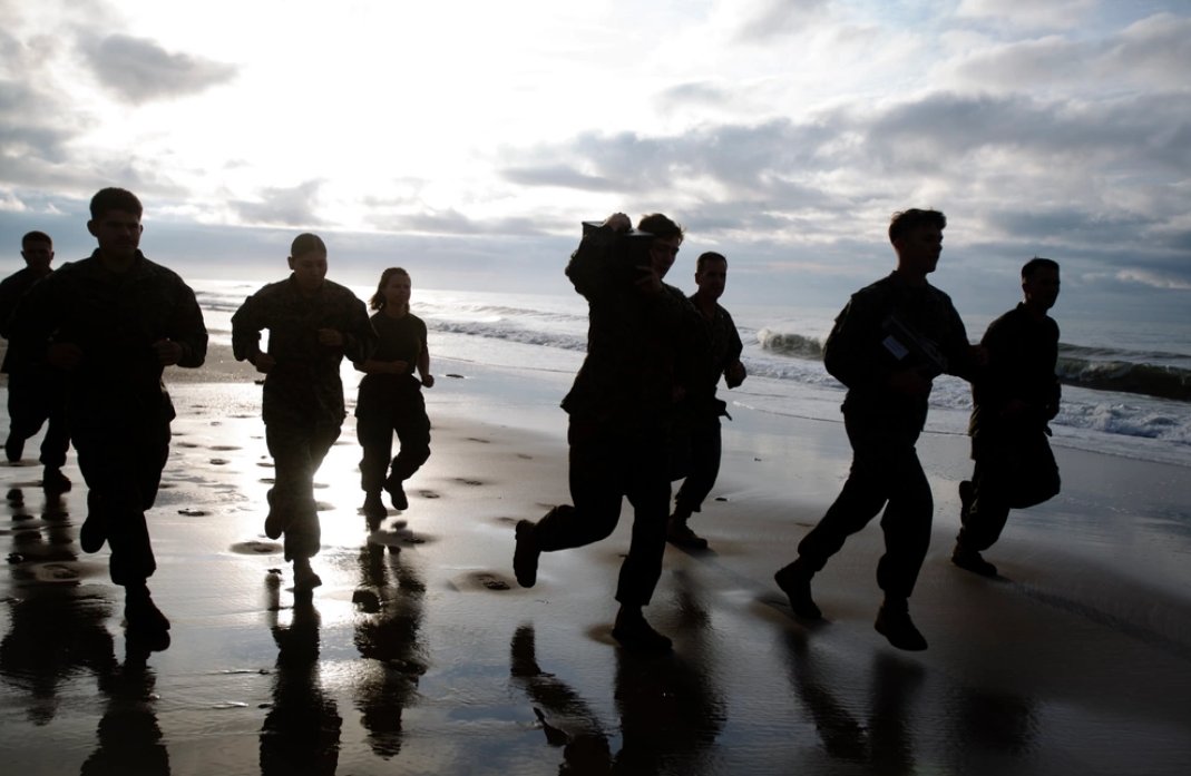 iimefmarines's tweet image. Building strong leaders through physical challenges and ethical training at Onslow Beach, Camp Lejeune. #Marines #LeadershipSeminar