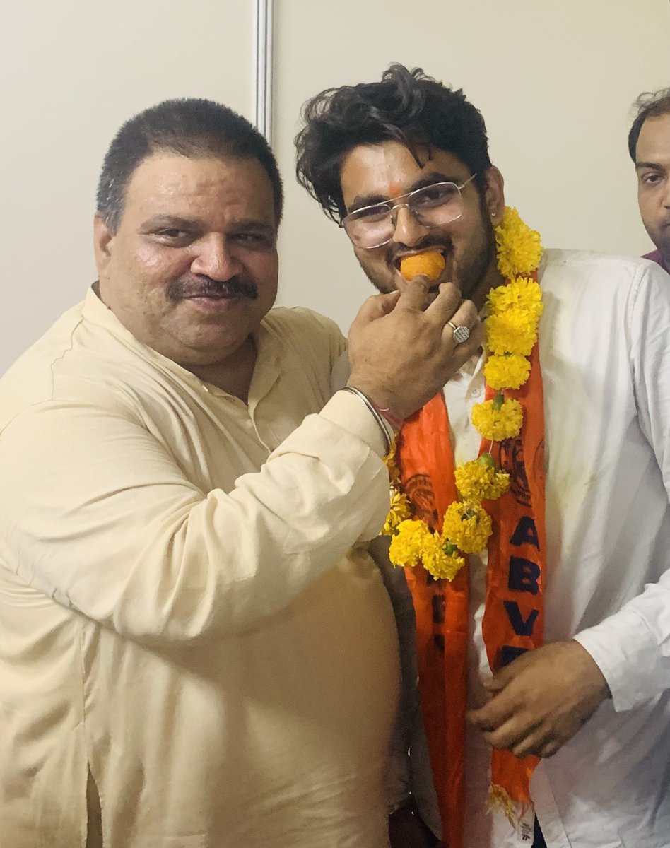 akash_soni1111's tweet photo. मुझे जैसे लाखों कार्यकर्ताओं के प्रेरणास्रोत आदरणीय श्री प्रफुल्ल आकांत जी (राष्ट्रीय सह संगठन मंत्री, एबीवीपी) अब वनवासी कल्याण आश्रम में प्रचारक के रूप में कार्य करेंगे। नए कार्यक्षेत्र के लिए हार्दिक शुभकामनाएँ। 
दादा, आपका स्नेह मार्गदर्शन हमेशा मिलता रहे। 💐 https://t.co/kX3eqZNzTp