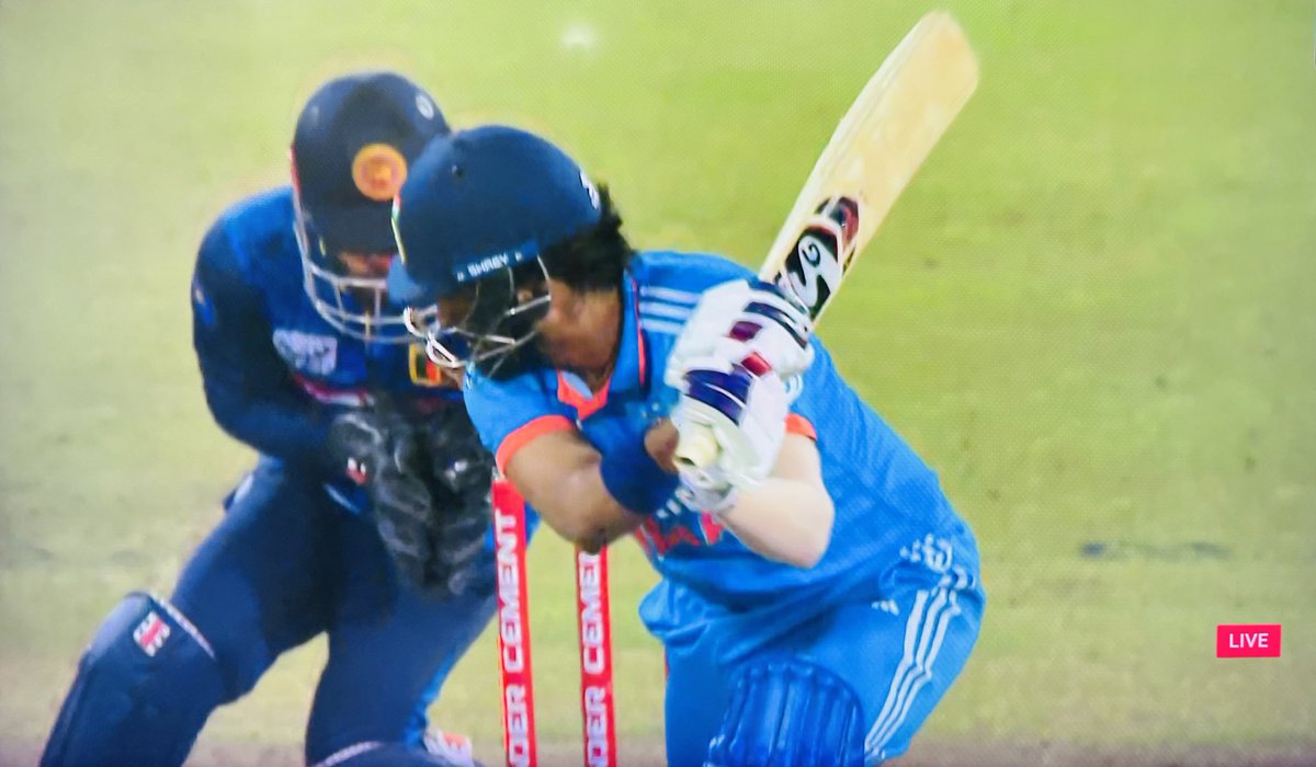 balakoteswar's tweet image. Lost another wicket so quickly… 6th wicket fall for #TeamIndia. It’s KL Rahul now. 

Now 150/6, Need 91 runs in 26 overs with 4 wickets left.

Star performer from #SriLanka is #Vandersay 6/26 (3.7 eco)

#SLvIND