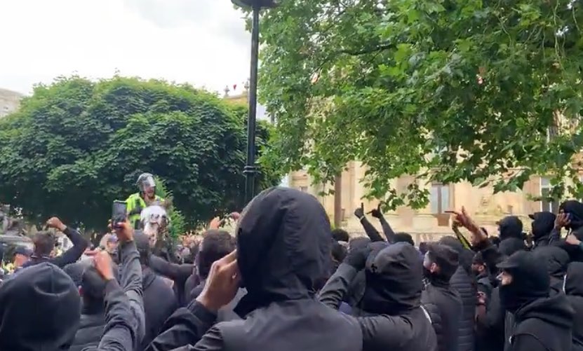 🚨Politicians can’t deny reality anymore or gaslight the public‼️
the “Muslim defence league” out on the streets! 
The police is outnumbered‼️ if you wanna know why politicians tiptoe around them- take a look! They know it  got out of hand! They know there are too many! And