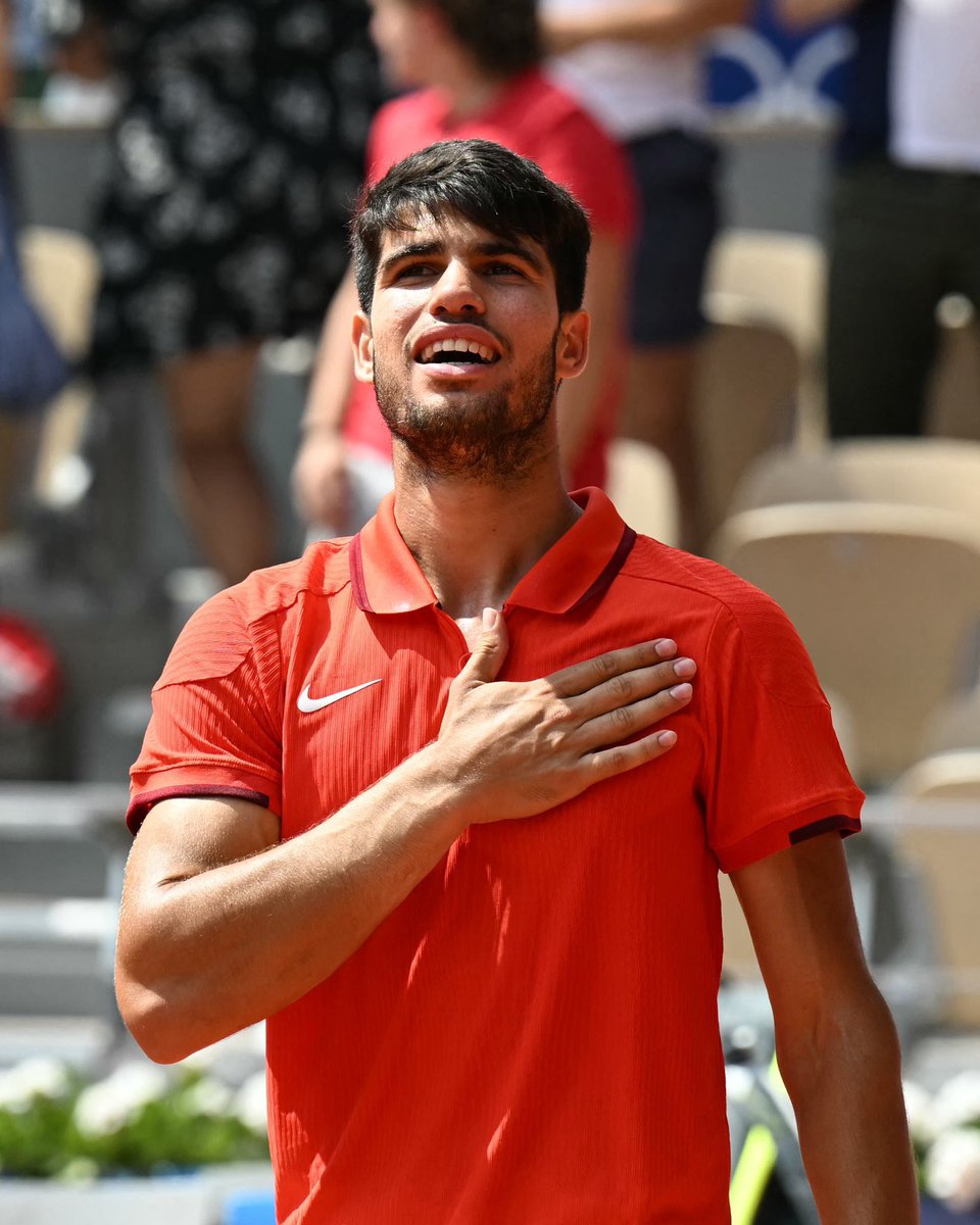 AlbertOrtegaES1's tweet photo. Carlos Alcaraz ha jugado 9 partidos en 9 días de Juegos Olímpicos. Nos hizo soñar con Rafa Nadal y ganó una medalla de plata que con el tiempo valoraremos cómo es debido. 

Lo ha dado todo y se ha vaciado. Solo queda aplaudir y darle las gracias por ser español. https://t.co/VivdGHpLug