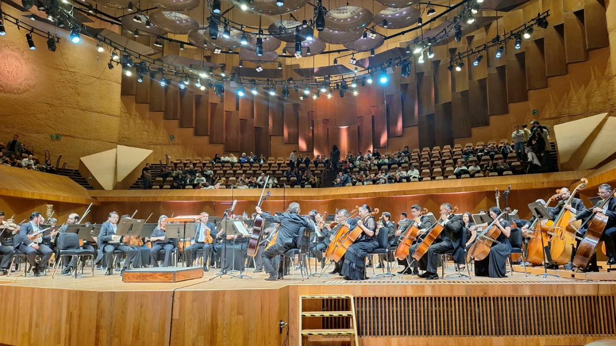 CANIEMoficial's tweet photo. 🎼 Así se vivió anoche una velada increíble en la majestuosa Sala Nezahualcóyotl con @orquestamineria

Una noche llena de música y cultura que permanecerá en nuestra memoria. ¡Gracias a los que nos acompañaron en este festejo!

#SomosCultura #CANIEM60Años #CANIEM60Aniversario https://t.co/5KgYWyZlq9