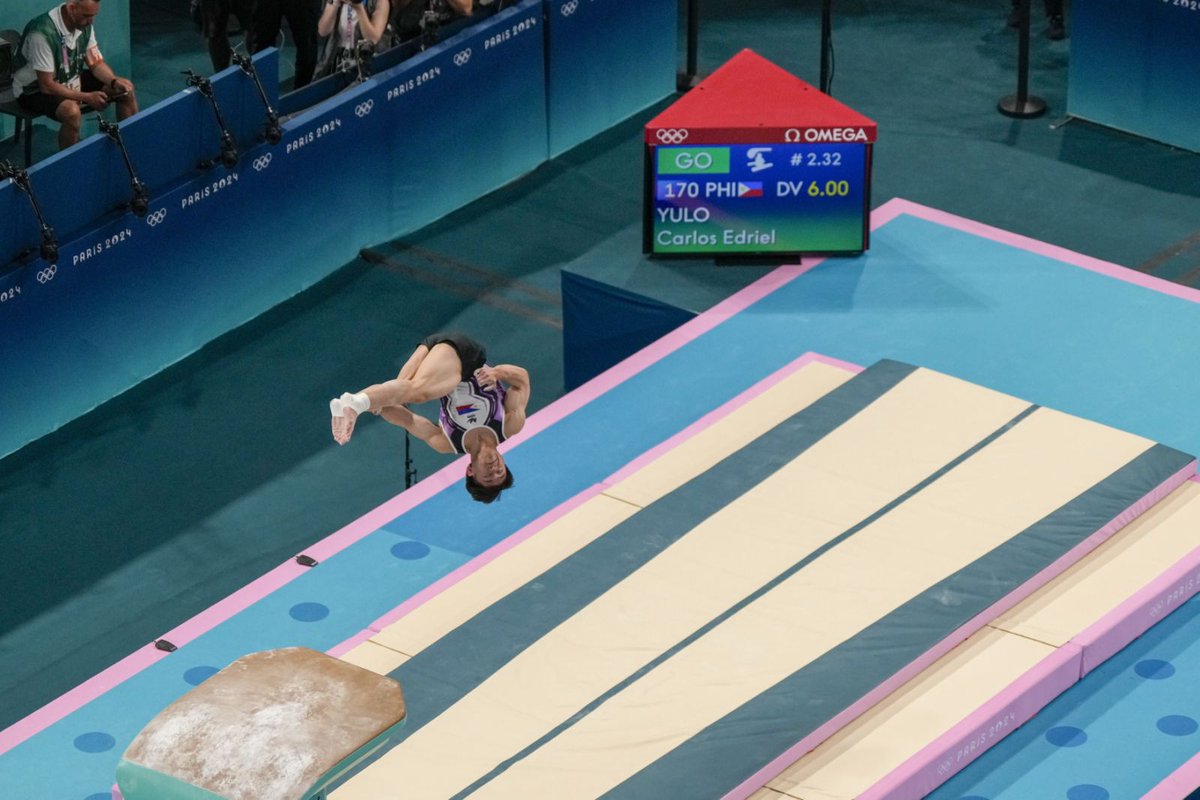 manilabulletin's tweet photo. GO FOR THE BACK TO BACK GOLD, CALOY! 💪🏻

LOOK: Carlos Yulo competes during the men's artistic gymnastics individual vault finals at Bercy Arena at the 2024 Summer Olympics, Sunday, Aug. 4, 2024, in Paris, France. (AP Photo/Abbie Parr) https://t.co/YCYqhj79hd