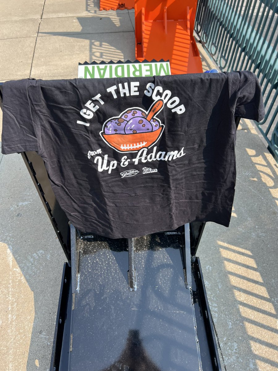 mo_madigan17's tweet photo. CINCINNATI 🧡s @heykayadams! Get our girl her own parade float come February. https://t.co/mCOZ5NDzvr