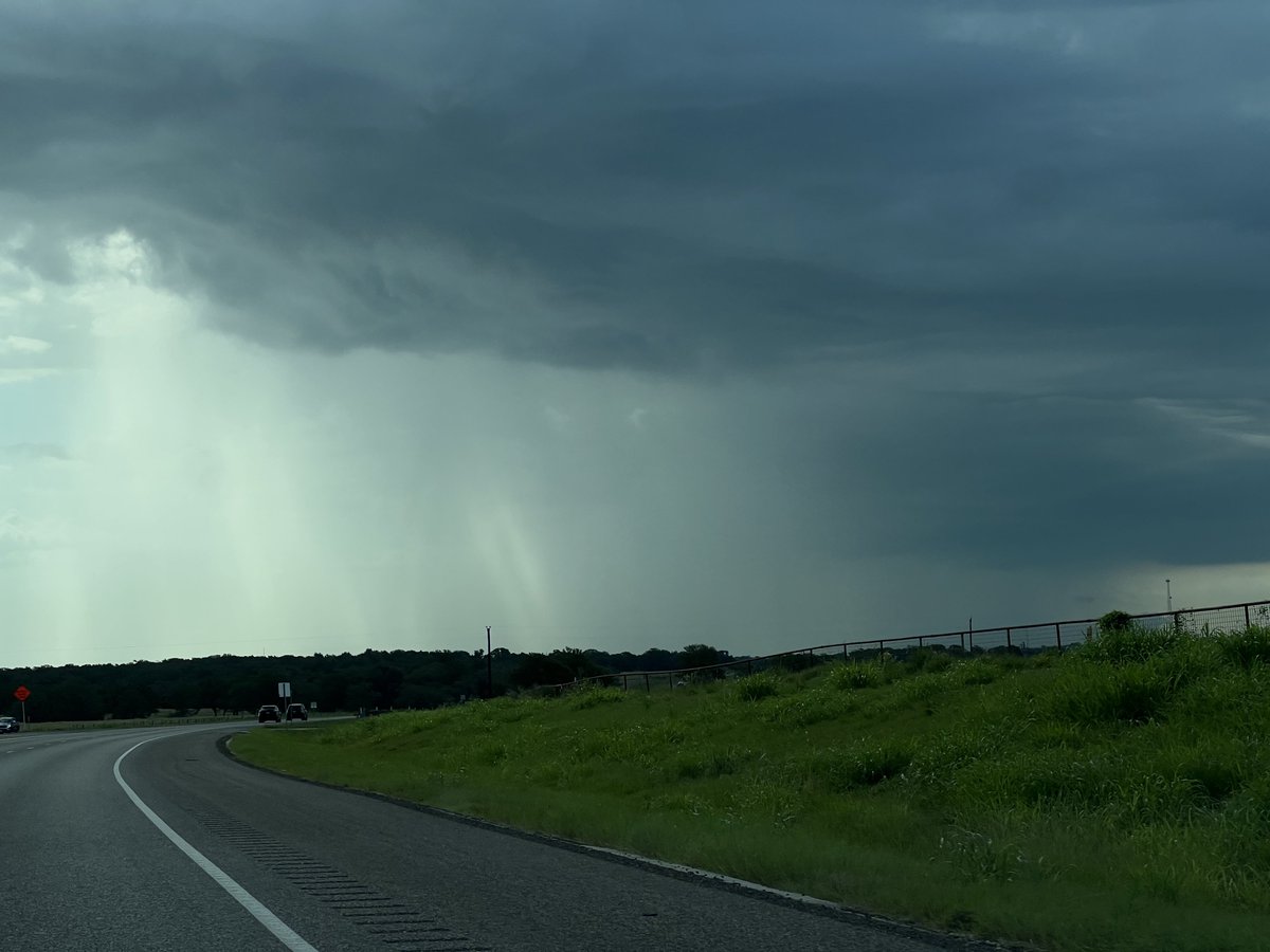 SaWeatherWX's tweet photo. Light showers near Giddings! https://t.co/qNzYShuejX