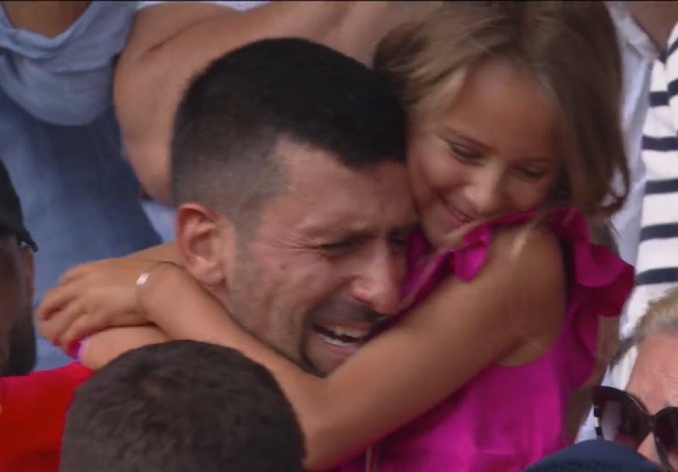 Esta es la foto.

Djokovic y su hija ♥️