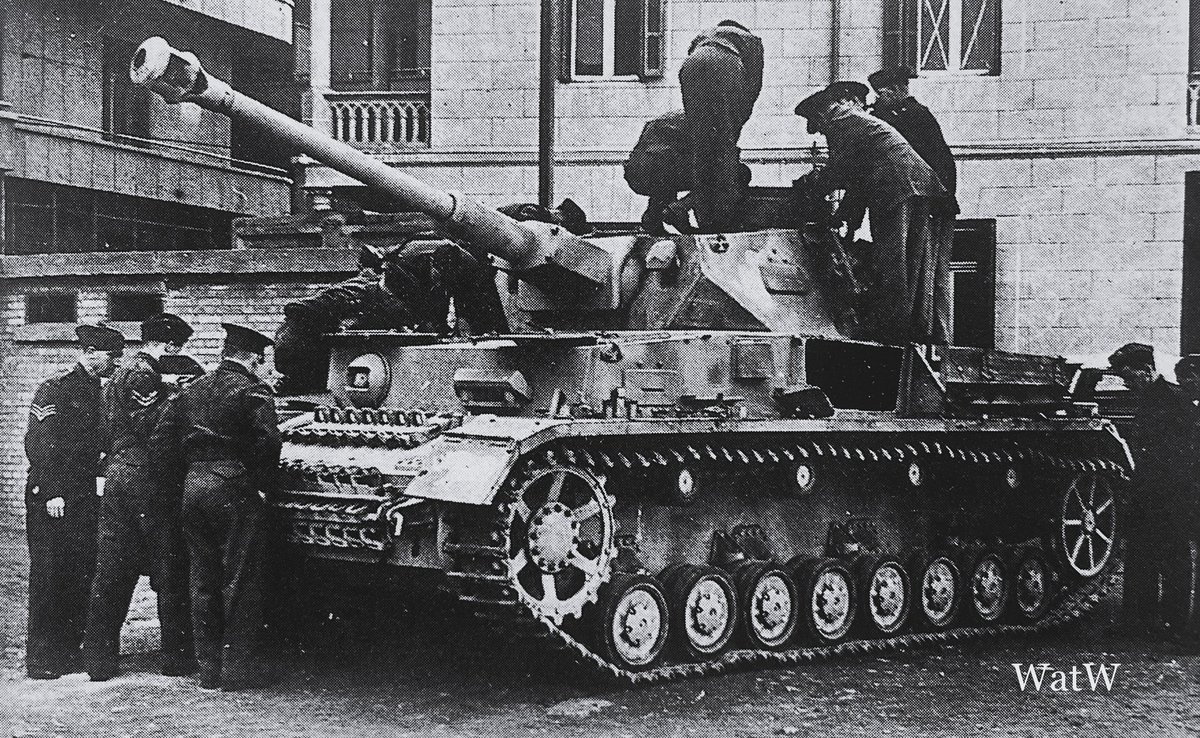 TheWorldatWar2's tweet photo. A captured German PzKpfw IV Ausf G is examined by allied soldiers - date and location unknown. Modelled on the Ausf F2 the Ausf G had improved armour and a thicker upper surface #panzer #tank #ausf #allies #ww2 https://t.co/cQQ3h6xmq0