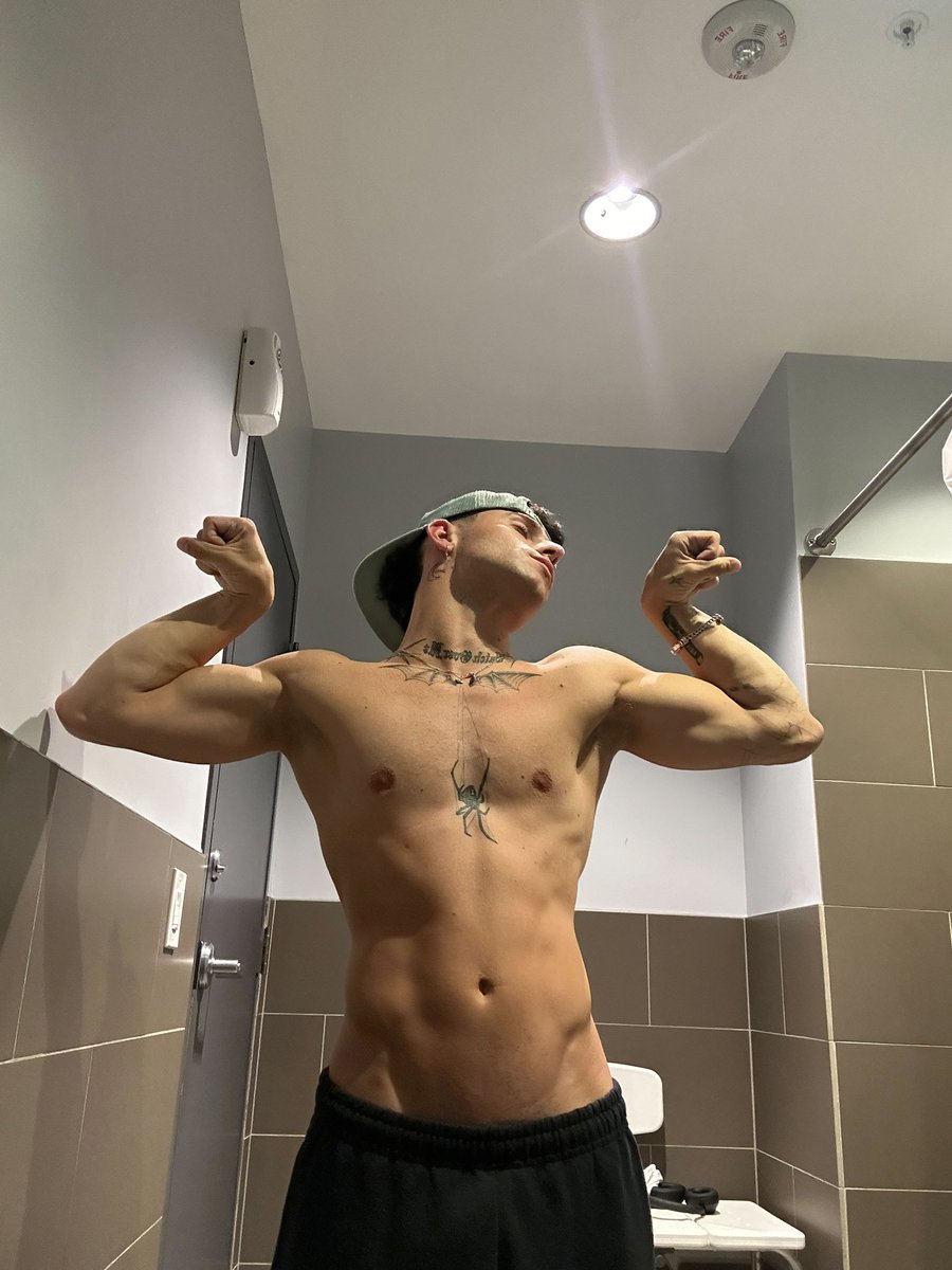 come say hi on my spicy page 😈 I have a ton of NEW surprises waiting for you👅