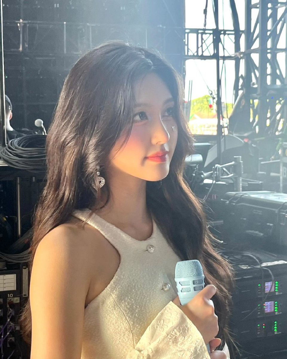 K09GL's tweet photo. Lollapalooza🩵🩵🩵 멤버들 고생했어요 너무 행복했어🥹 https://t.co/l4v4q6Hvmz