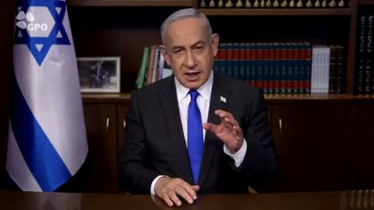 🇮🇱#URGENTE: Netanyahu dice que: "#Israel se encuentra ahora en una guerra de múltiples frentes contra el eje del mal iraní. Estamos listos para cualquier escenario, ya sea defensivo u ofensivo. Repito a nuestros enemigos: responderemos y exigiremos un alto precio por cualquier