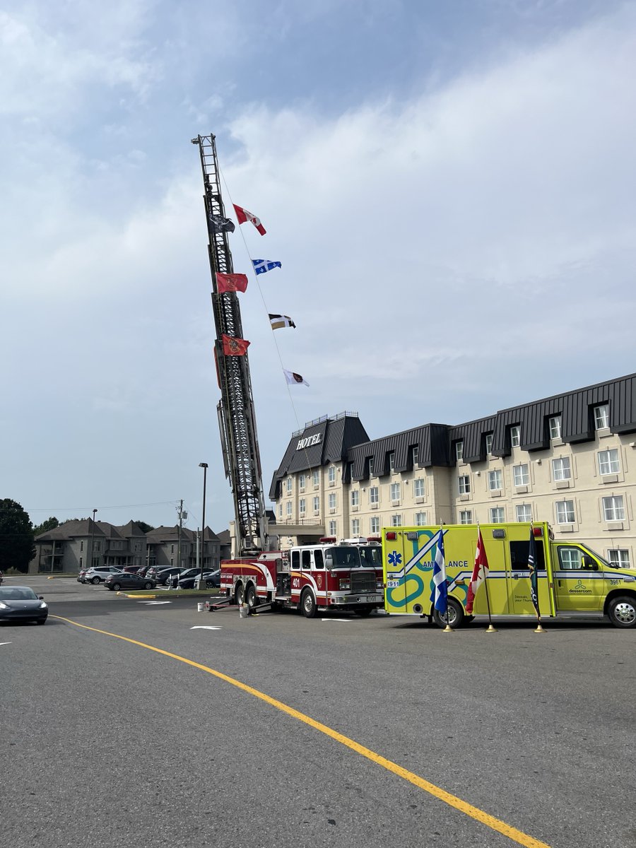 Vendredi soir, Jonathan et Kevin, paramédics et membres de la garde d'honneur, ont accueilli les motocyclistes de la randonnée Rolling Barrage, qui amasse des fonds pour la sensibilisation au trouble de stress post-traumatique.

therollingbarrage.com/fr/
