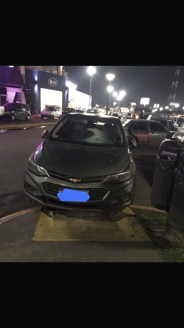 Laritacroft's tweet photo. Ustedes dicen que la silla de ruedas pasa por debajo del auto?🤔🤨@solotransito @AlertasTransito @APTTA_ @jotaleonetti https://t.co/qyjY96bc3h