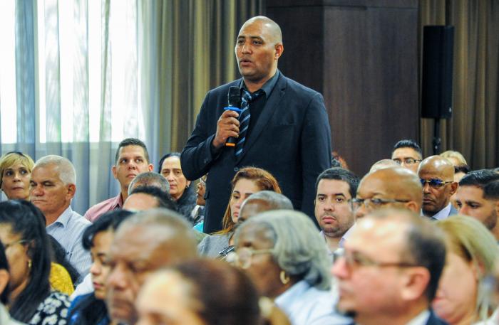 alfonso_noya's tweet photo. "Habrá Revolución Cubana para rato" enfatizó @MMarreroCruz quien intercambió con una representación de colaboradores de #Cuba en #Angola y con los miembros de la embajada antillana en ese país, donde más de 1700 colaboradores cubanos prestan servicios. https://t.co/qeLDJEjZZs https://t.co/dnod7rCwCd