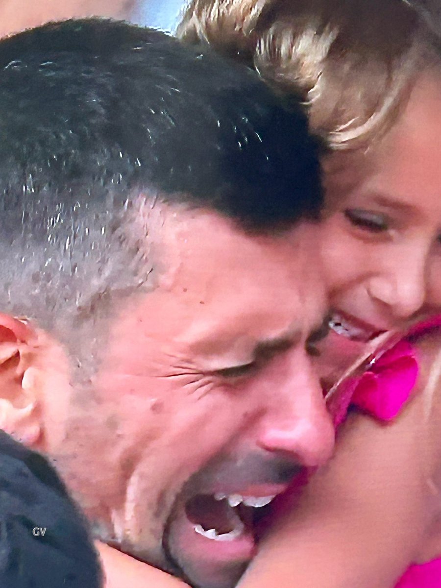 Un campione stratosferico e infinito, il più forte di sempre e forse per sempre. Vinta la medaglia d’oro va a prendersi il premio più importante e più bello #Djokovic #DjokovicVsAlcaraz #Paris2024