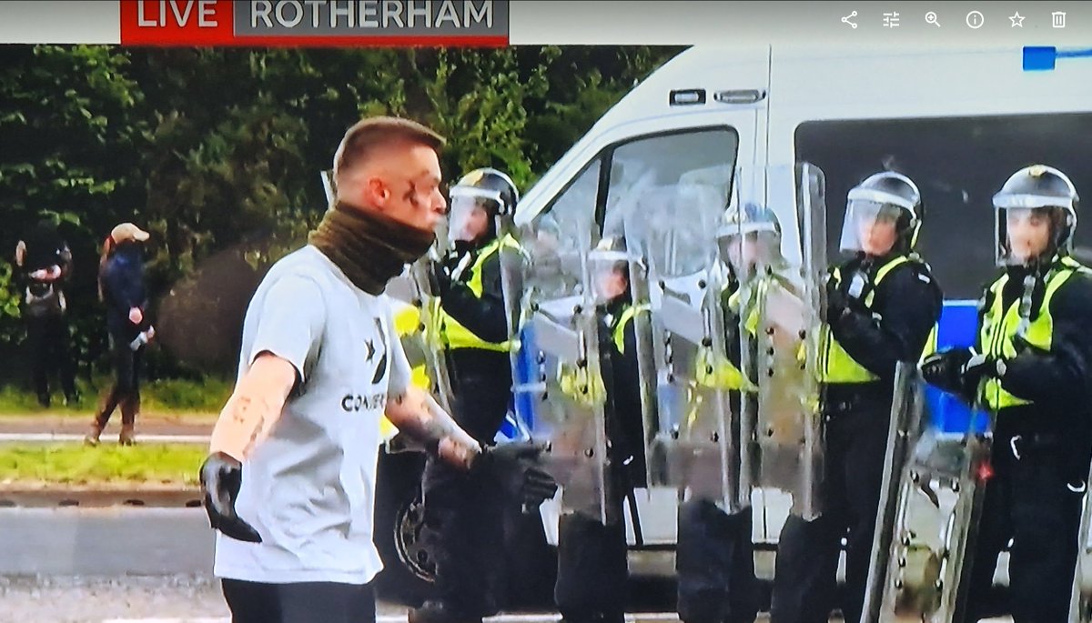 MittensOff's tweet image. They all look the same don't they? Who TF wears gloves on a nice summers day?
Name him, shame him, and tell his mum.
#Rotherham