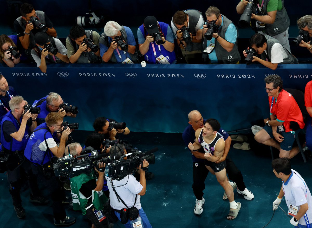interaksyon's tweet photo. THAT'S OUR GOLDEN BOY 😭🇵🇭

Filipino gymnast and Olympic gold medalist Carlos Yulo is all smiles as he takes home another gold for the Philippines at the #Paris2024 #Olympics artistic gymnastics vault finals this Sunday, August 4 (Manila time)!

READ: https://t.co/uTDFY8Ybq2

📸: Reuters