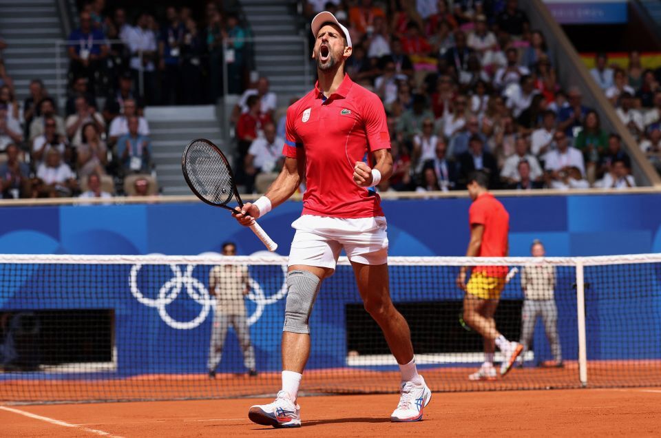CNNEE's tweet photo. Novak Djokovic gana su primera medalla de oro olímpica 🥇 al derrotar a Carlos Alcaraz en un emocionante duelo en la final de París 2024. https://t.co/jeeXxjKHZ2 https://t.co/9qhTMPDmlQ