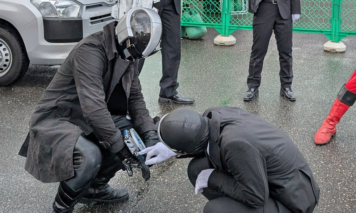 Newサイコスナッチャー、ゴテゴテしててかっこいいな〜　マークも違うし🔁スイッチ付いてるし⚡️
メモリの抜き取りも番号ついてたりわかりやすくなりつつ、ポケットに隠すのはわかりづらくて作劇的に良い感じ
でも返してください　#ダル5thR