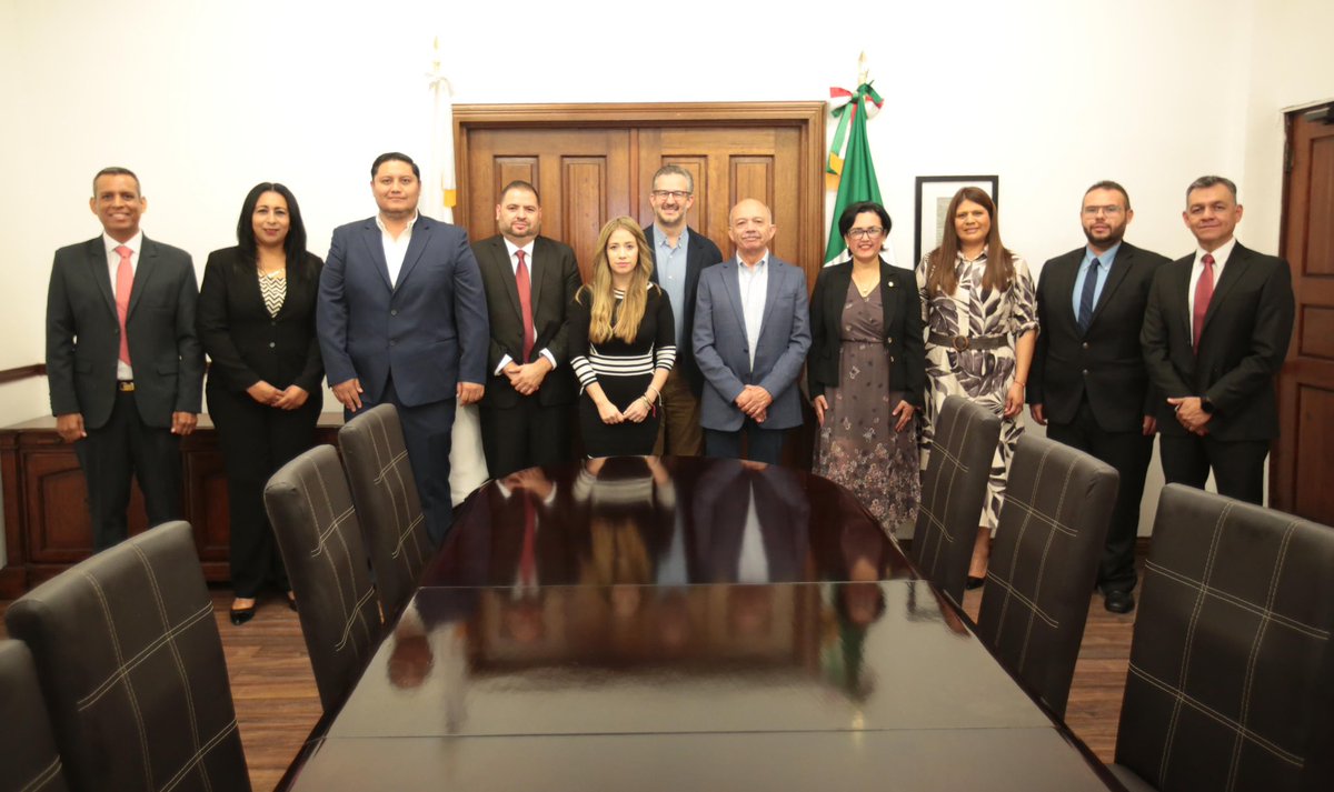 SegobCoahuila's tweet photo. El Secretario @oscarpime, en la representación del Gobernador @manolojim y junto a el Secretario de Educación @EmanuelGarzaF, entregó nombramientos a nuevos directivos de diferentes áreas del sistema educativo. 1/3 https://t.co/a3EololYlW