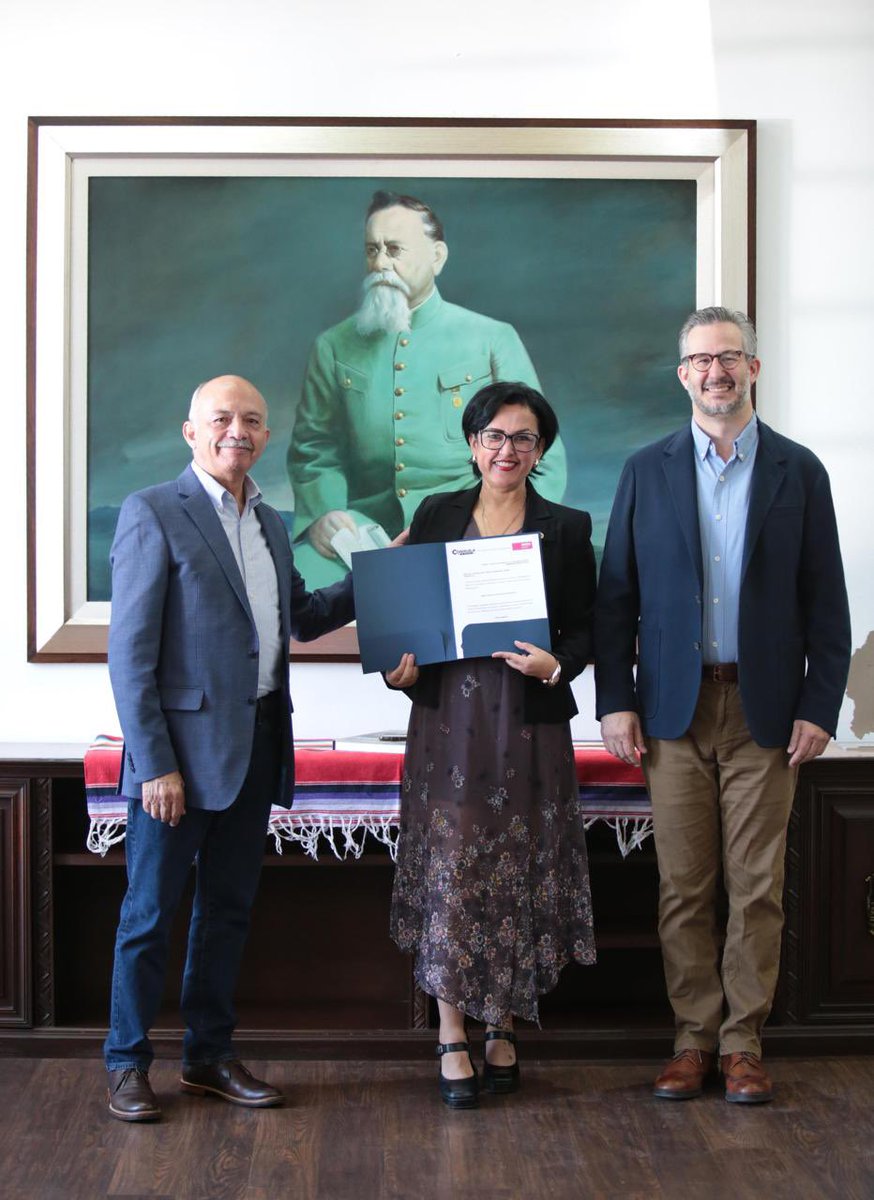 SegobCoahuila's tweet photo. El Secretario @oscarpime, en la representación del Gobernador @manolojim y junto a el Secretario de Educación @EmanuelGarzaF, entregó nombramientos a nuevos directivos de diferentes áreas del sistema educativo. 1/3 https://t.co/a3EololYlW