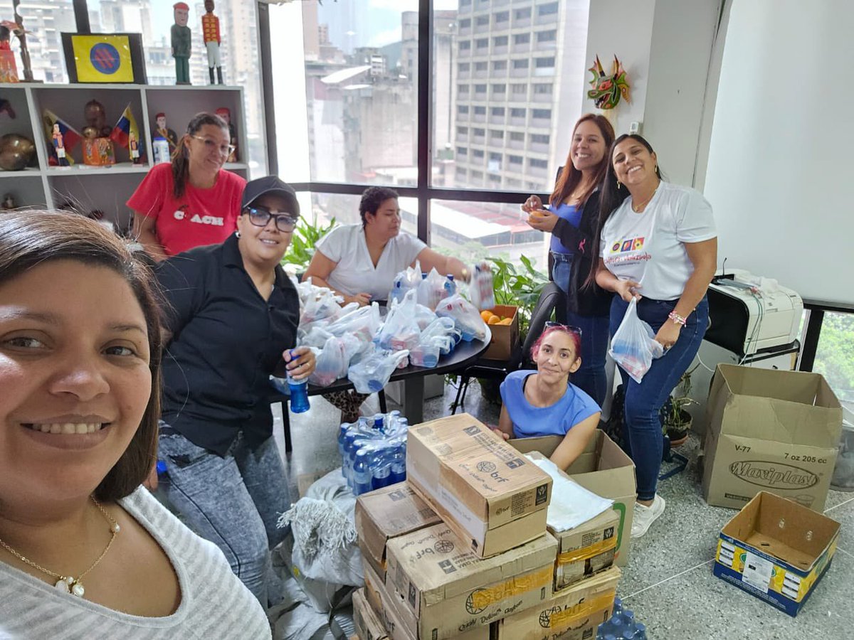 VillegasPoljak's tweet photo. La Gran Misión Viva #Venezuela, mi Patria querida, celebra con niñas y niños sus  #CumpleañosVivaVenezuela. 

Equipo de Misión Cultura prepara insumos para próximas celebraciones en comunidades populares.

#FelizCumpleaños 
#FelizDomingo
#4agosto https://t.co/Sfzmel5NDL