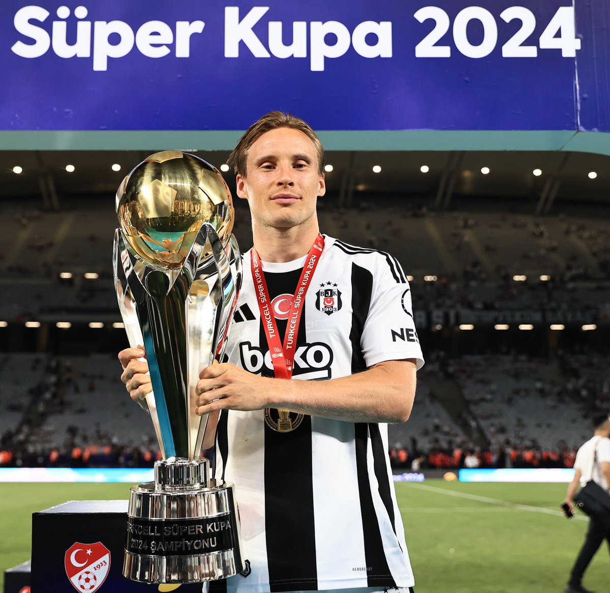 Besiktas's tweet photo. Kupa koleksiyoncuları. 🏆

Fotoğraf serisi başlasın. 👇 https://t.co/vgLyGAcKVM