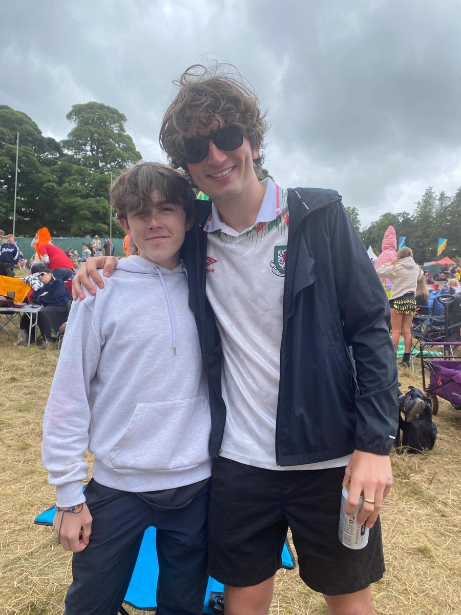 Reggie1878's tweet photo. Great to bump into @Ben_Matthiass this afternoon @KendalCalling absolutely made my sons weekend 👌 A lovely fella and spent time to chat with him 🤘🎸 @TheRoystonClub 👏👏👏 Belter performance last night btw 👏👏👏 https://t.co/1IWH1Kl9a2