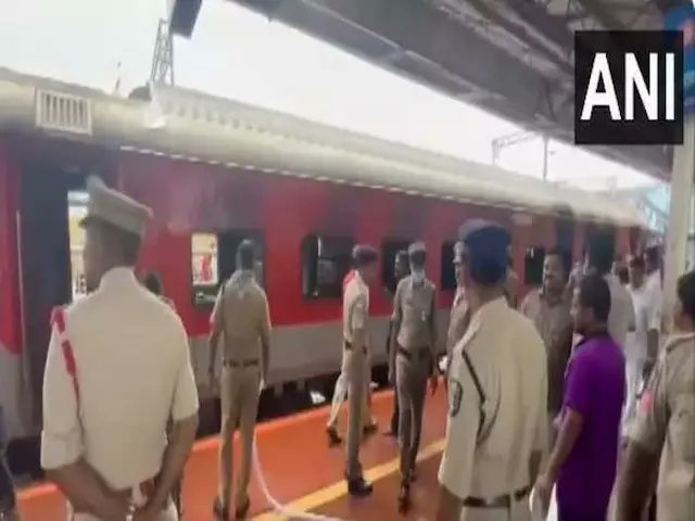 BiIndia's tweet photo. Four coaches of Korba Express catch fire in Vishakhapatnam; none hurt
#KorbaExpressFire #Vishakhapatnam #train_accident
https://t.co/5oUzA95Cf8 https://t.co/zN1iLToK57