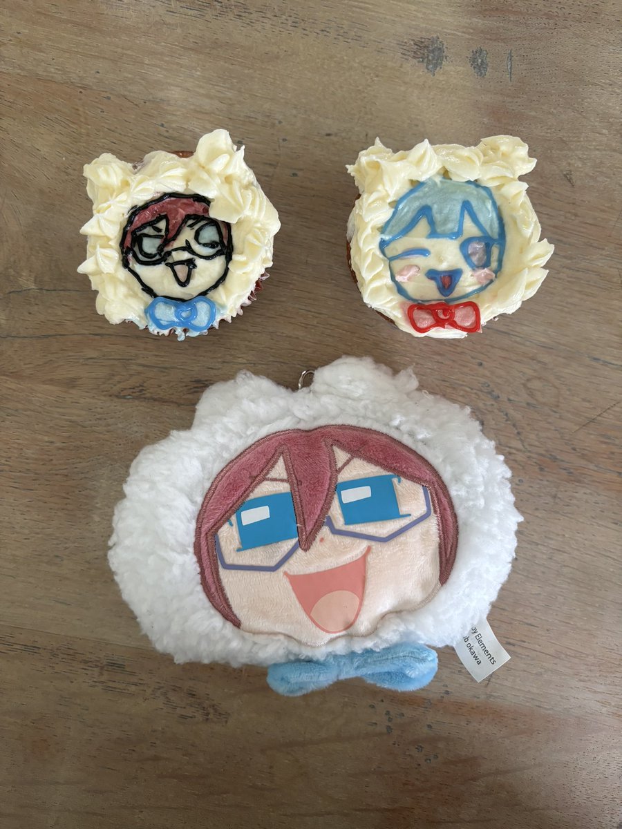 ibaranui100's tweet photo. HELP. AN EVIL WIZARD TURNED US INTO CAKE https://t.co/rDa2UfC0T9