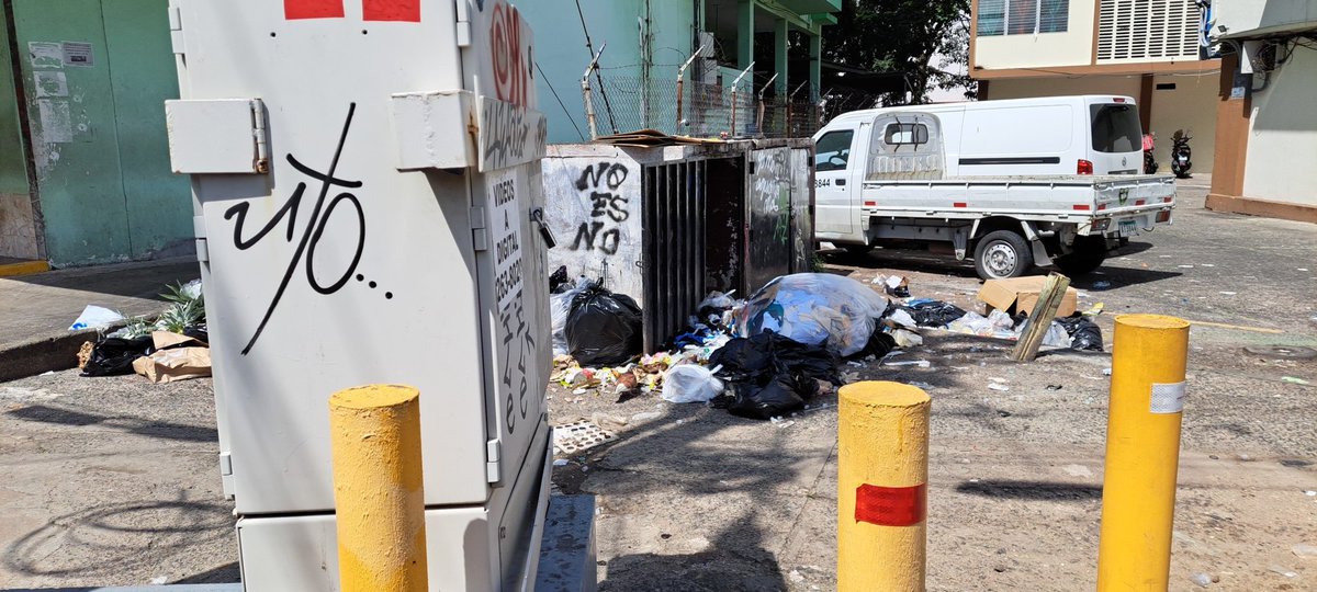Empecemos una campaña para mostrar los innombrables pataconsotes en nuestra Ciudad. Frente a la Lotería de Obarrio. Confiamos que el Alcalde Mayer ponga orden, limpieza y ornato en nuestras calles. Da pena con propios y visitantes.