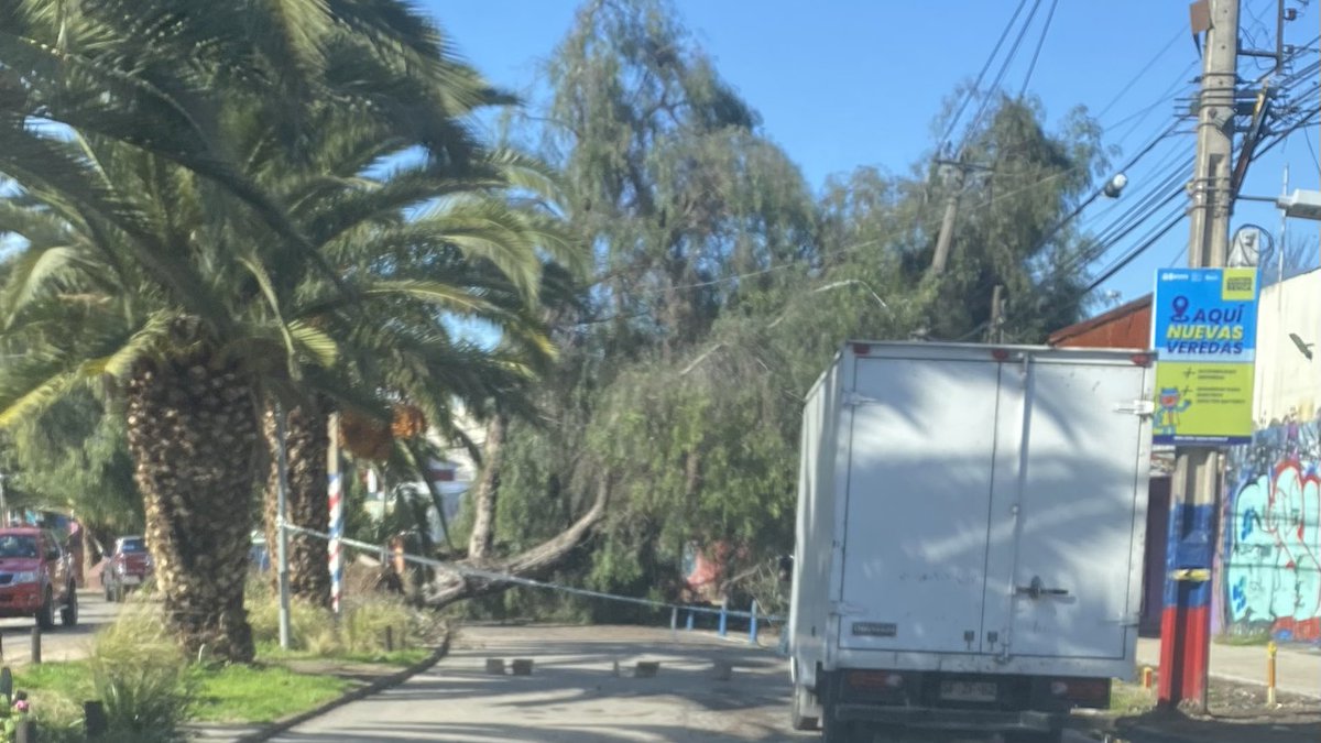 pablo181070's tweet photo. @Enel_Informa_CL @EnelChile @meganoticiascl así estamos en Renca desde la madrugada del Viernes y sin trabajos hasta ayer última hora… https://t.co/DqryhF6M8a