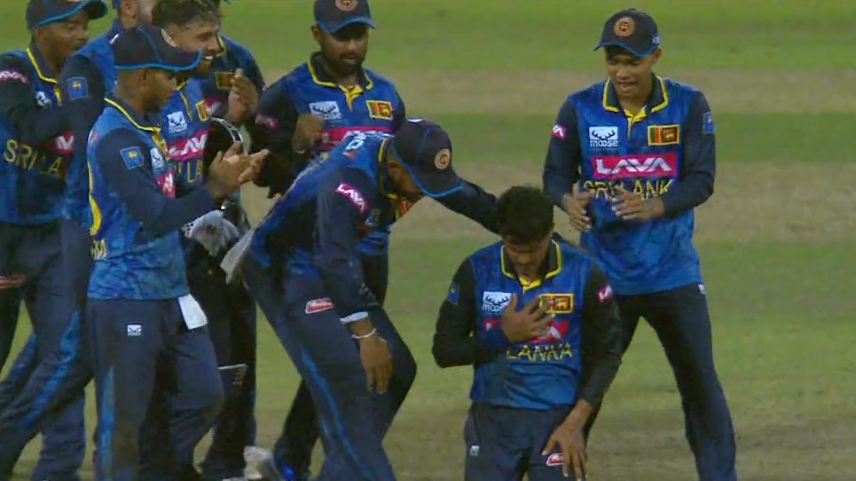 Jayhindpal123's tweet image. India 97 for 0.
India 97 for 1.
India 116 for 2.
India 116 for 3.
India 123 for 4.
India 133 for 5. 
India 147 for 6. (Rahul dismissed for duck)

- 6 WICKETS FOR VANDERSAY...!!!

#RohitSharma #INDvSL 
#Vandersay
#KingKohliOnSonyLIV
#SLvIND #Djokovic 
#VersovaNeedsFarhanAzmi