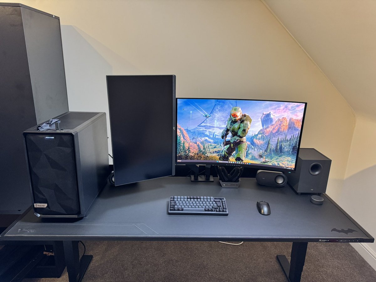 InfamousNathan's tweet image. Setup is coming along nicely! #Secretlab