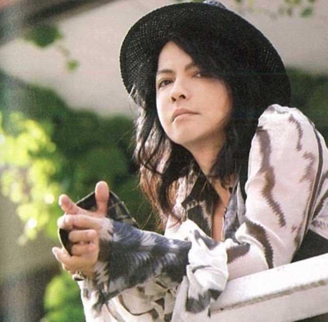 やっぱりこの時期(8月)は麦わら帽子なんですね、HYDEさん🤭 ビスパが