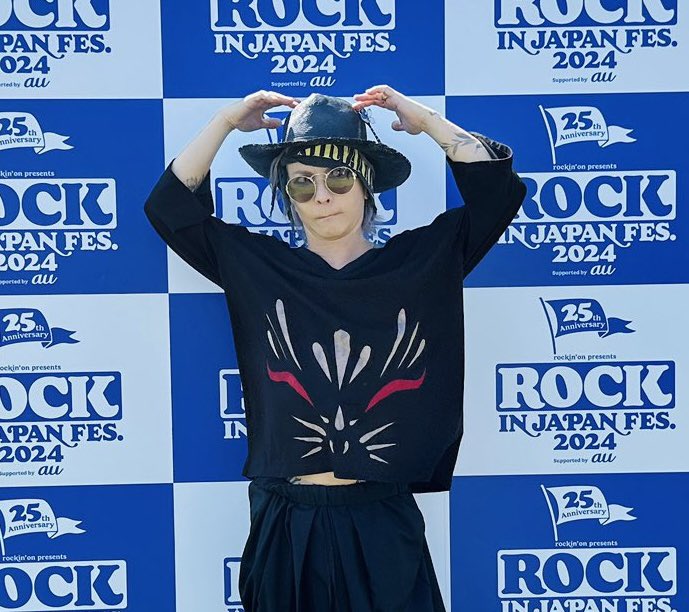 やっぱりこの時期(8月)は麦わら帽子なんですね、HYDEさん🤭 ビスパが