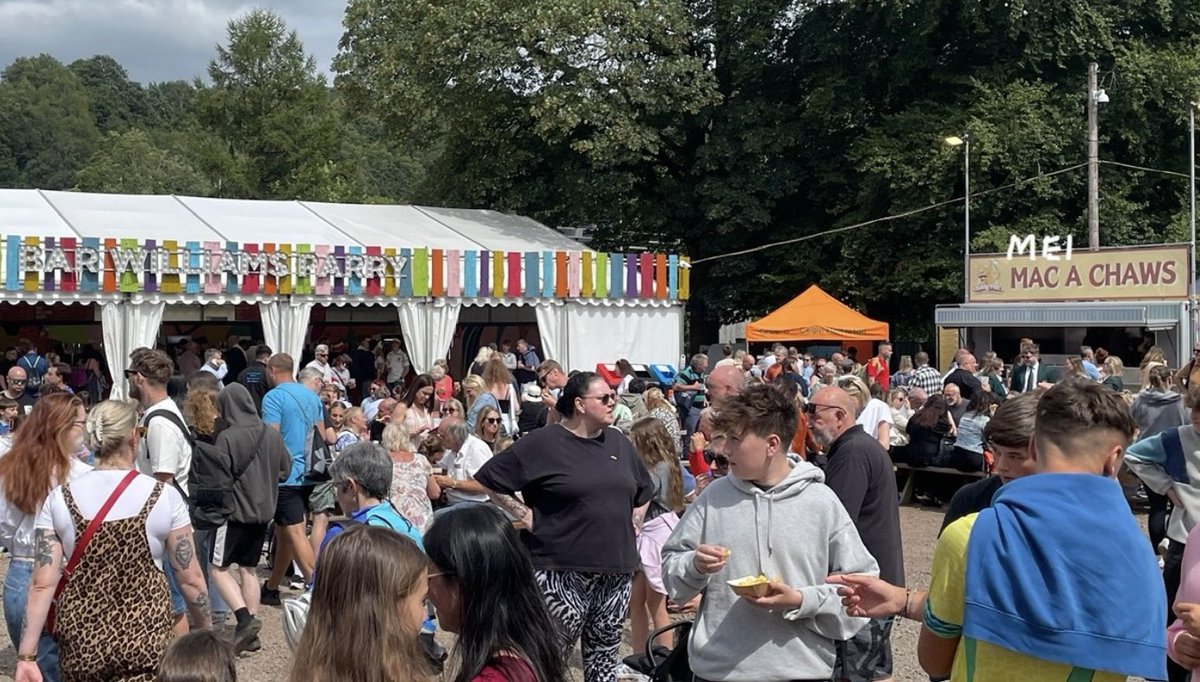 Mae angen mwy o enwau beirdd ar y llefydd ’ma.