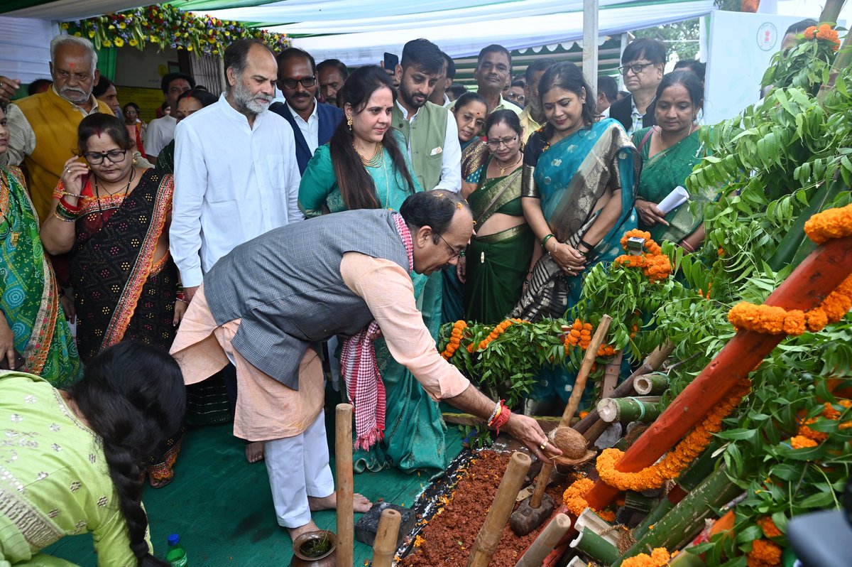 उपमुख्यमंत्री श्री अरुण साव पहुँचे जनसमस्या निराकरण शिविर, गेड़ी पर चढ़कर दी हरेली तिहार की बधाई | <a href="/ArunSao3/">Arun Sao</a> 

#जनसमस्यानिवारण #सुशासनसेसमाधान 
#हरेली  #chhattisgarh #raipur