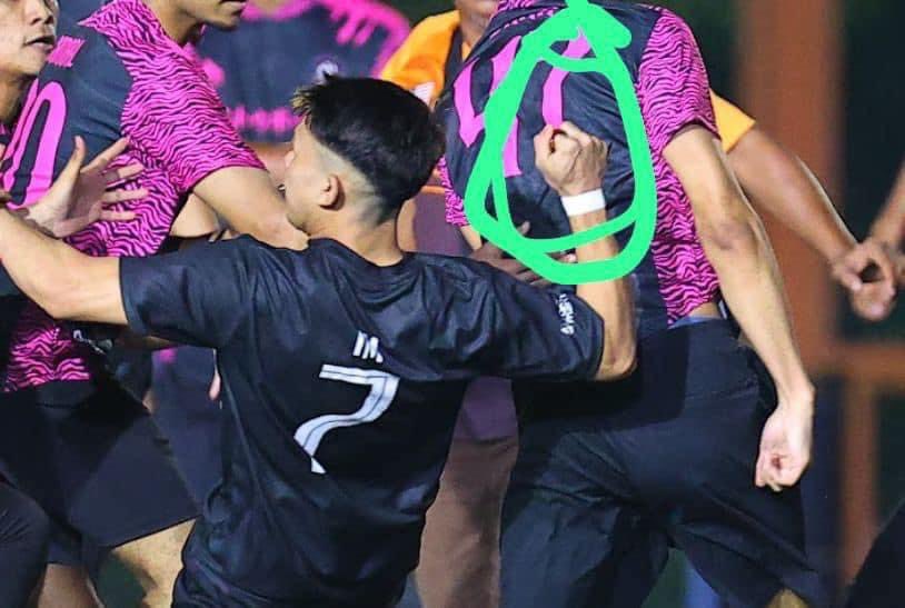 _AmranFans's tweet photo. Sape kenal boleh roger-roger. Kerambit dibawaknya masuk padang. 

Nama team : Farouk Ft
Tempat kejadian : KLFA, Melawati
Waktu : 12.30 malam
Tarikh : 4 Ogos 2024

Sumber : Aliff Akhmal https://t.co/WdGeecRuOJ