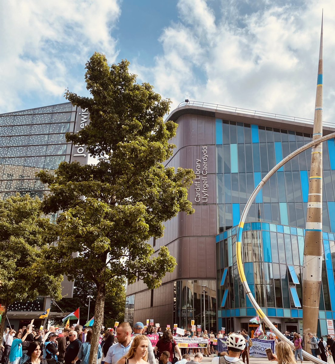 Juggling_Words's tweet photo. Cardiff Against Fascism.✌🏼

One of the UK’s oldest multicultural cities united for a 2nd day against bigotry.🌍

Yesterday Cardiff Bay;
today Cardiff Central Library.

Our city hasn’t suffered far-right violence of other parts in Britain, but is standing with our UK community!🙌🏼 https://t.co/ZQAvcCVfNg