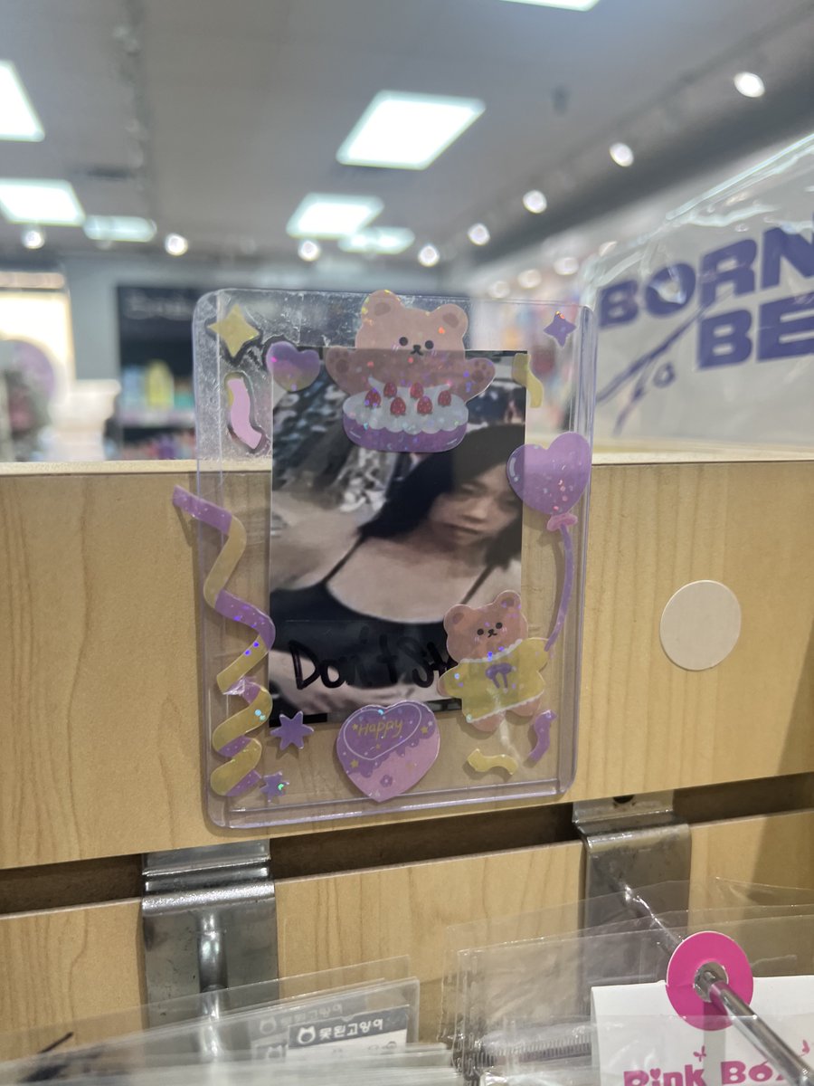 capybarafanclub's tweet image. (posted this on my priv already but) i went to this kpop store and they made a photocard out of security cam footage of this girl who stole from them LMAO