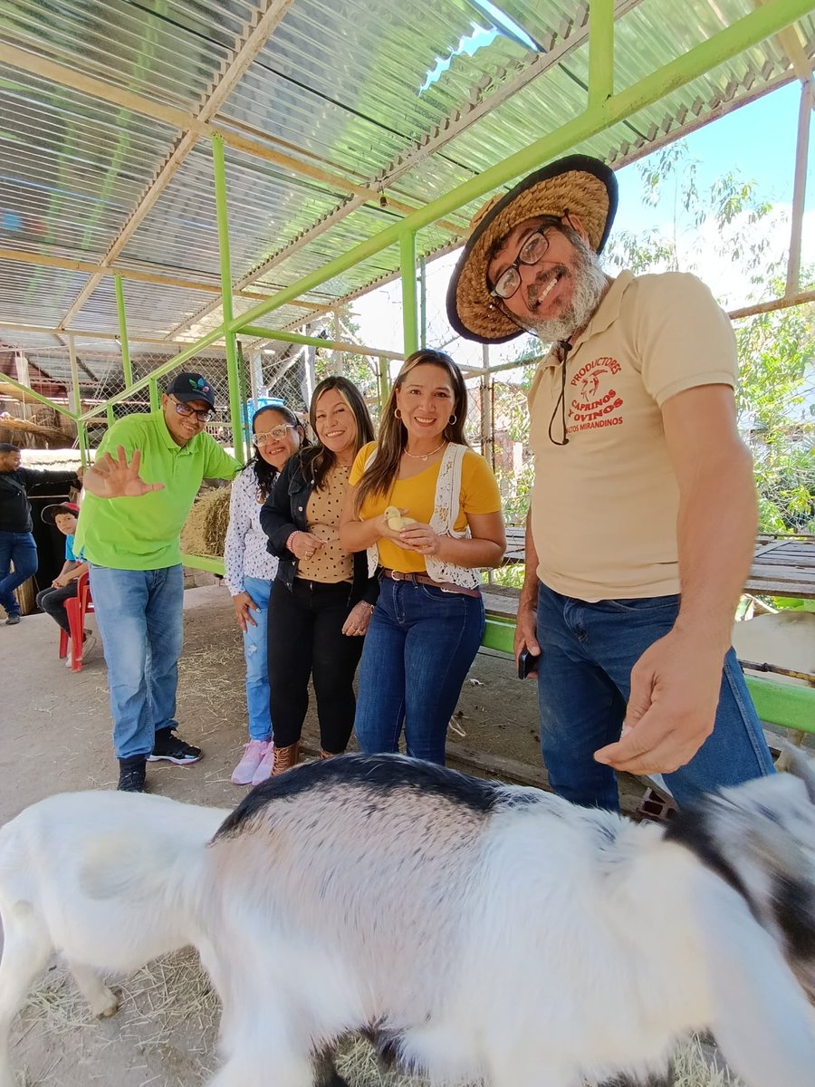 🌱 ¡Cafecito Agrourbano #14!

Min. <a href="/jhoagaby/">Jhoanna G Carrillo M</a> visitó la UPI Granja Agroalimentaria Conuco Familiar, con el objetivo de visibilizar la producción agrourbana en el país y la experiencia caprina-ovina del productor José Ramírez.

<a href="/NicolasMaduro/">Nicolás Maduro</a> 

#VenezuelaPazYJusticia