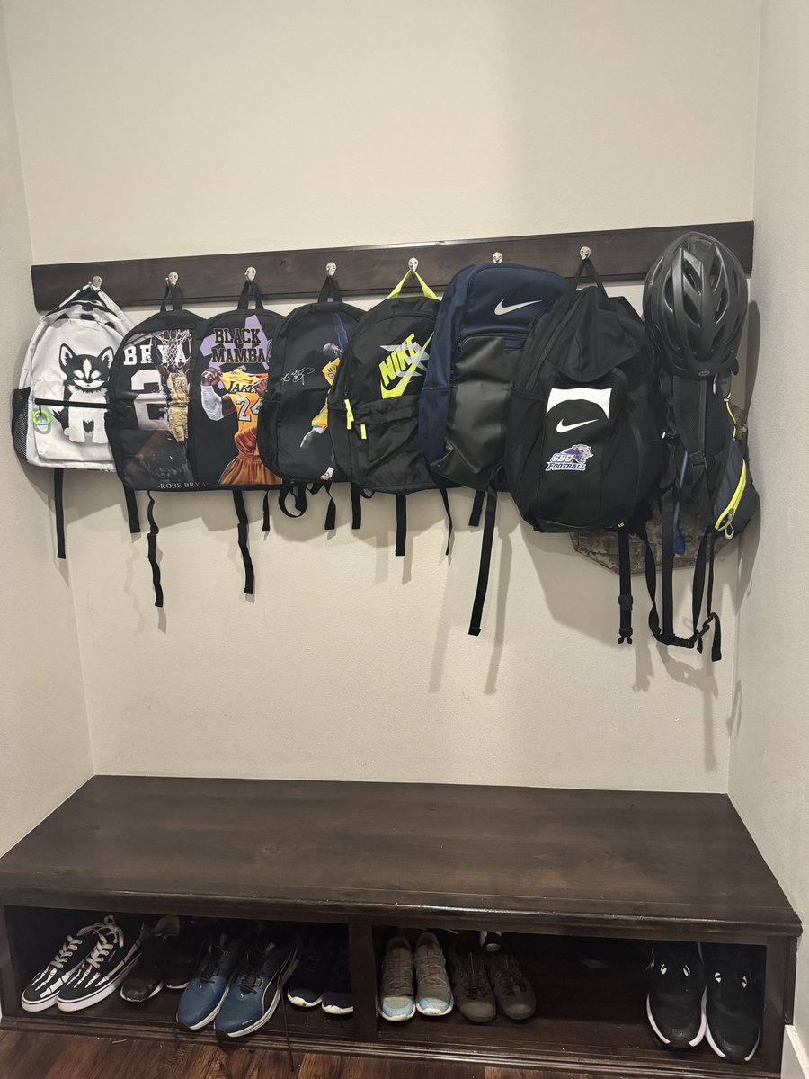 drliz1981's tweet image. My kids #backpacks are ready for the adventures ahead of the 2024-25 school year! 3rd grade through college freshman! 🥰 #mudroom #newschoolyear
