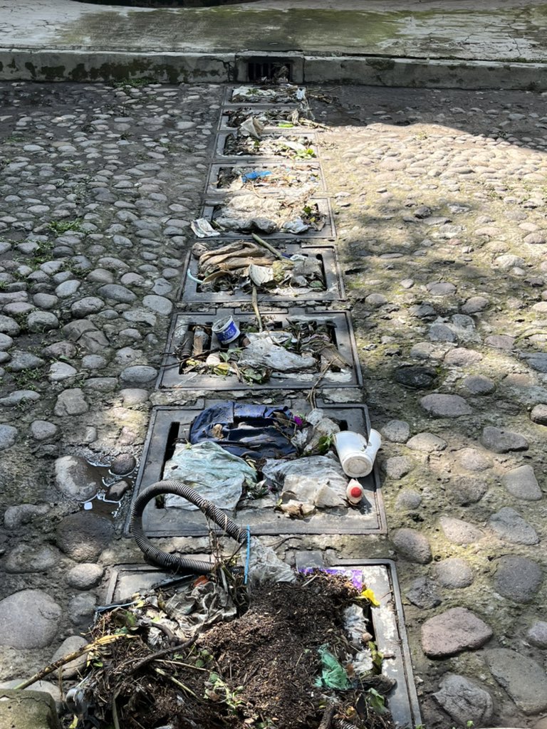 mayteeyiya's tweet photo. Impriman más botes de basura https://t.co/tbMELIgX9P