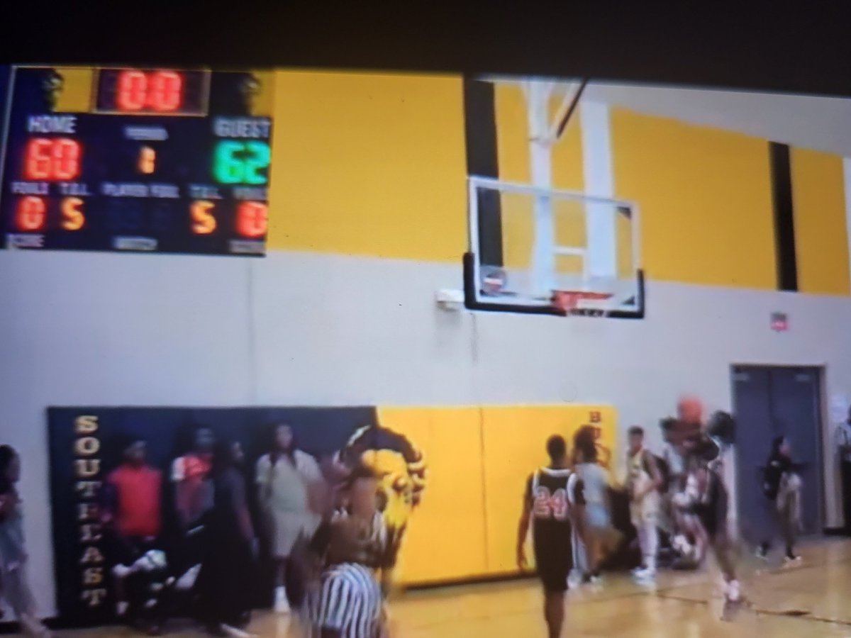 WayneSuttonJr1's tweet photo. Grind Prep 2029 wins 62 - 60 against MO Phenom in overtime Mayb Nationals to advance to the championship game. Lil Ja'Ron Jefferson @JaRonJefferson2 had a monster And1 including 4 free throws in overtime to close the deal. @BallerTv #Repdacity https://t.co/83NufDUc4Y
