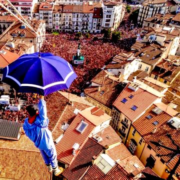 ¡Vitorian@s! ¡Felices Fiestas! 🎊 
Empiezan las mejores fiestas de España, las Fiestas de la Blanca de Vitoria-Gasteiz. 
El que sea de fuera, está tardando en visitarlas!!! 
Gora Gasteiz! Gora Celedón! GORA ALAVÉS!!! 💙💙💙💙🎉