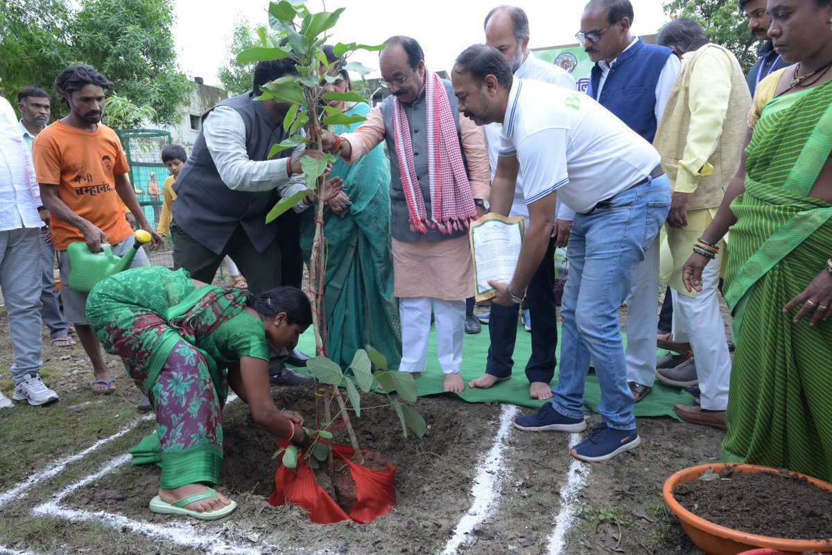 उपमुख्यमंत्री श्री अरुण साव पहुँचे जनसमस्या निराकरण शिविर, रोपित किया एक पेड़ माँ के नाम 
<a href="/ArunSao3/">Arun Sao</a> 

#जनसमस्यानिवारण #सुशासनसेसमाधान #VishnuKaSushasan #संवर_रहा_छत्तीसगढ़ #Raipur #एक_पेड़_माँ_के_नाम