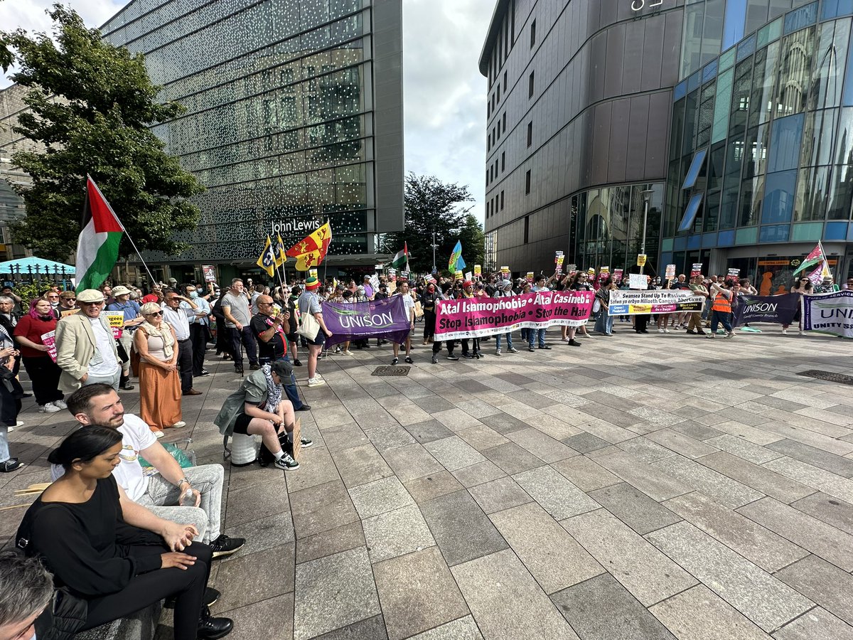 davidnicholson2's tweet photo. A fantastic crowd of trade unionists and local groups came together for the 2nd day running in Cardiff after fascists groups threatened to demonstrate outside the city centre library. #NoPasaran https://t.co/c3PFpBLjKa