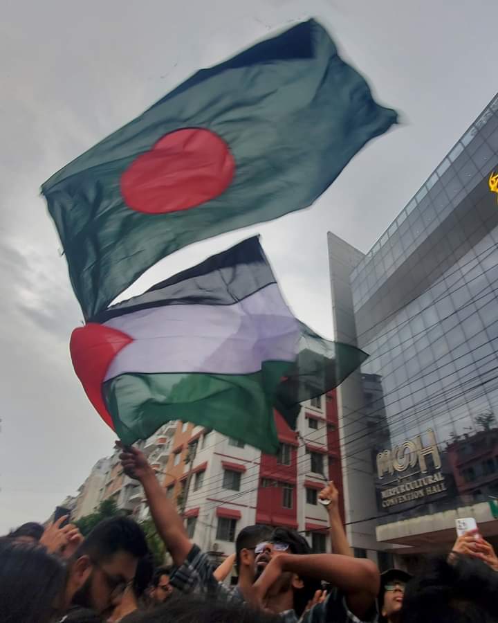 MohammedMinaz's tweet photo. The identity of real fighter is standing united against the injustice prevailing worldwide.

#PalestinianLivesMatter #BangladeshStudentProtest
#GazaGenocides https://t.co/8YkMLOnQKF