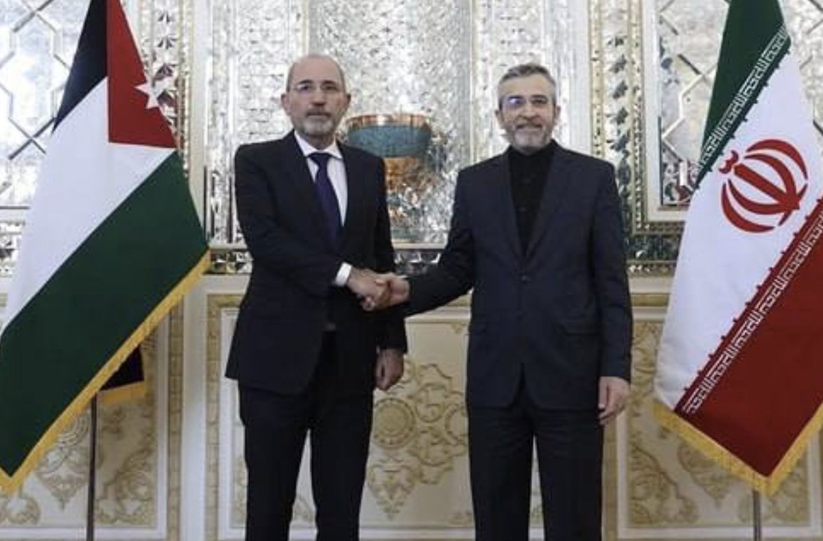 gadaennab's tweet photo. 🇯🇴🇮🇷 الاردن يستثمر علاقاته الطيبة مع نظام طهران
🇯🇴 وزير خارجية الاردن ايمن الصفدي بمهمة : اقناع ايران بأن يكون ردها العسكري محدودا (!!!)
🇮🇷 وزير خارجية ايران علي باقري: ردنا سيكون صعبا ومؤلما..اسرائيل ستدفع ثمن افعالها غاليا..
#الصفدي #باقري #طهران #الاردن #ايران #اسرائيل