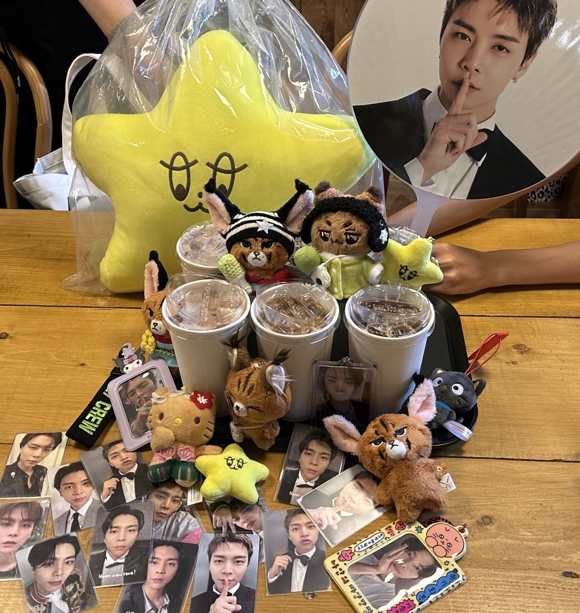 1AO__johnsuh's tweet photo. 다정한 쟈니와 다정한 쟈팸가좍들과의 즐겁고 뜨거운 여름 주말이어따…💗🍀 역시 쟈니가 제일 재밌다구…☺️

@demijohnny_ https://t.co/92b2a8AHuF